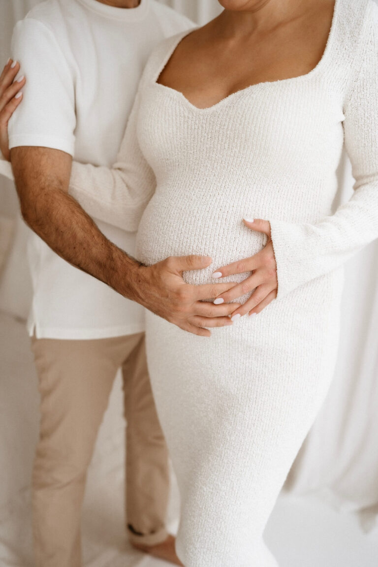 Babybauch Shooting Krefeld – natürliche Schwangerschaftsfotos im Tageslichtstudio