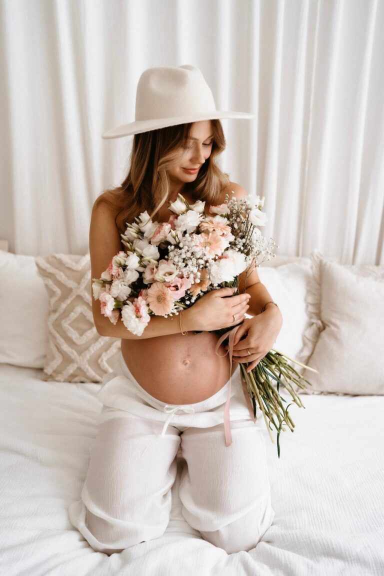 Babybauch Shooting Krefeld – natürliche Schwangerschaftsfotos im Tageslichtstudio