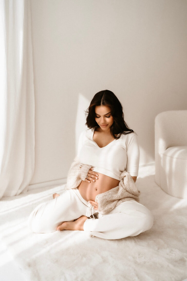 Schwangerschaftsshooting Krefeld – stilvolle Babybauchfotos mit weichem Licht
