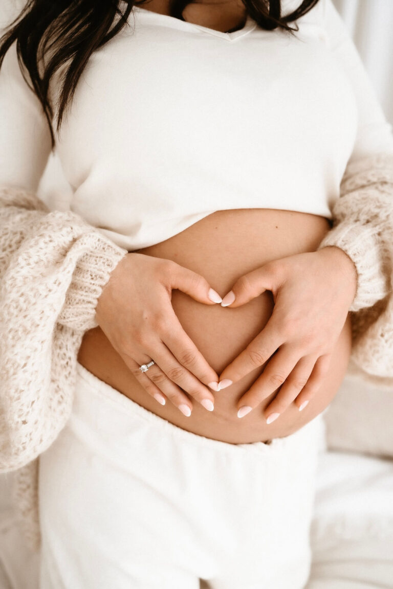Babybauchfotos Krefeld – werdende Mama im Tageslichtstudio fotografiert