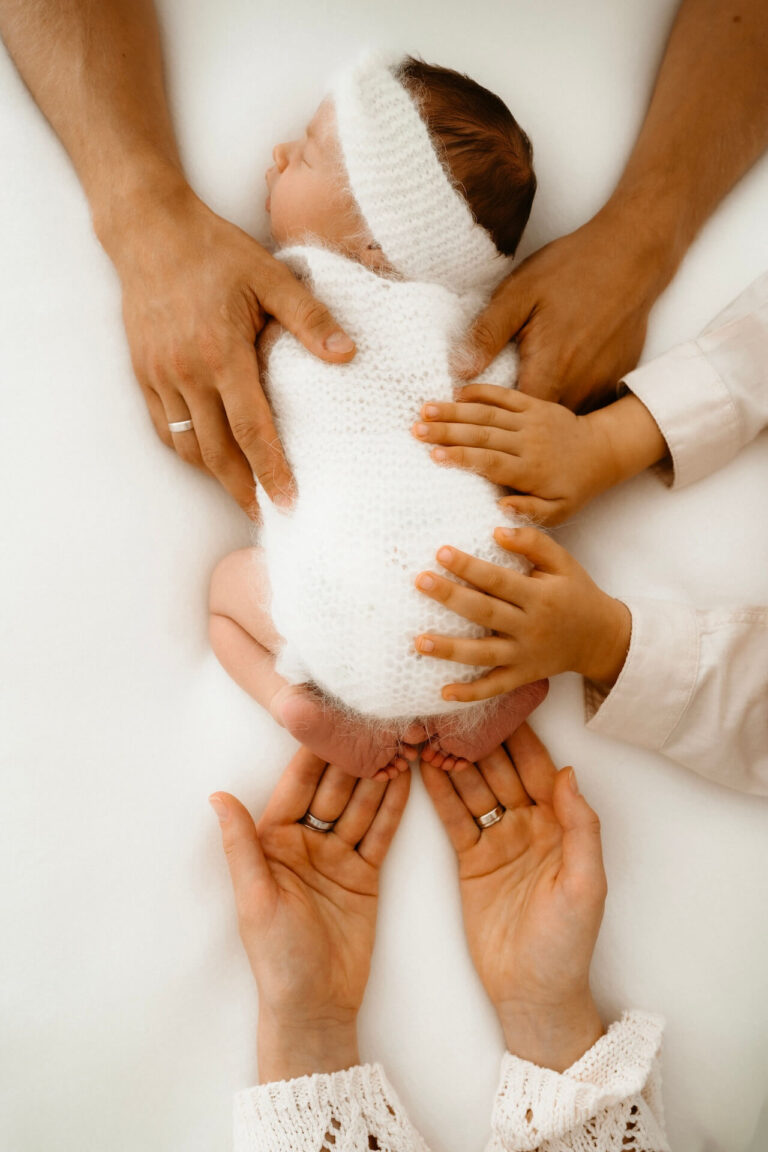 Schwangerschaftsshooting Krefeld – stilvolle Babybauchfotos mit weichem Licht