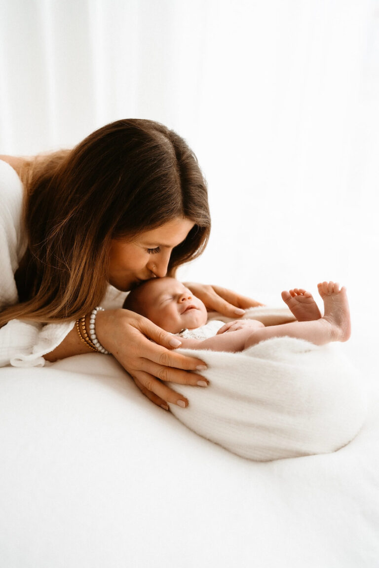 Babybfotos Krefeld – werdende Mama im Tageslichtstudio fotografiert