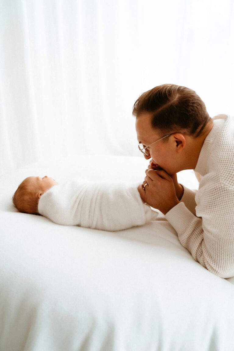 Schwangerschaftsshooting Krefeld – stilvolle Babybauchfotos mit weichem Licht