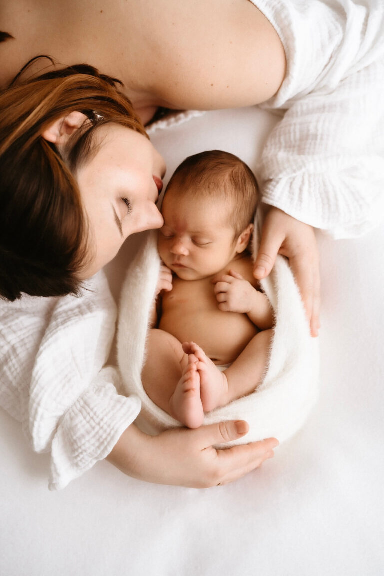 Babybauchfotos Krefeld – werdende Mama im Tageslichtstudio fotografiert