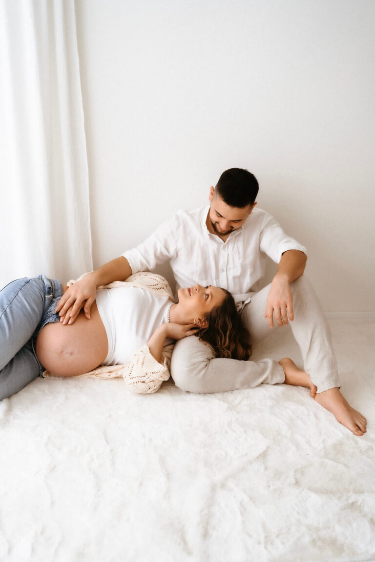 Babybauch Fotoshooting Krefeld – feminine und zeitlose Schwangerschaftsbilder