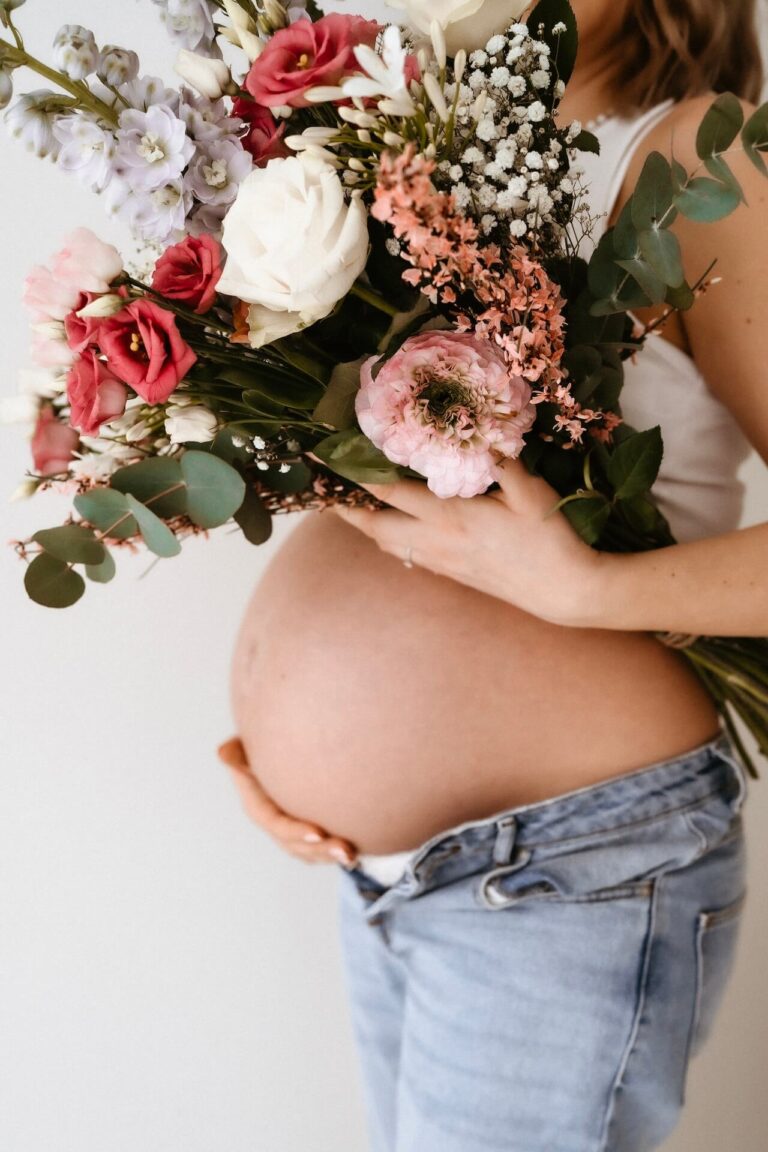 Babybauch Shooting Krefeld – natürliche Schwangerschaftsfotos im Tageslichtstudio
